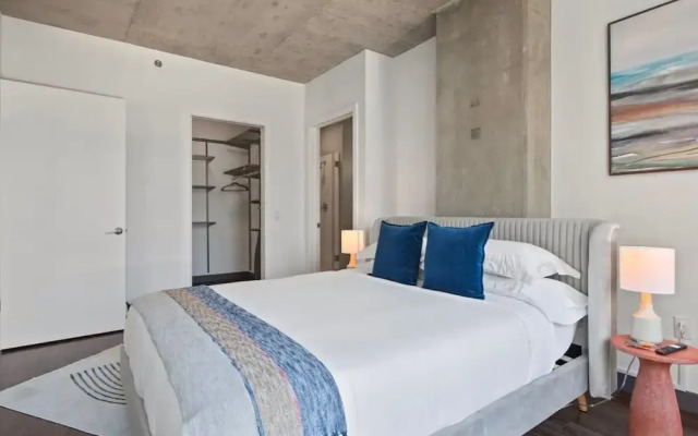 Loop City Views 2BR Apt Near Riverwalk