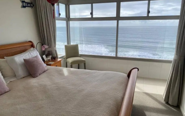 Alex Beachfront 3 brm Apartment - 9th floor – Guest Rooms – Alexandra Headland