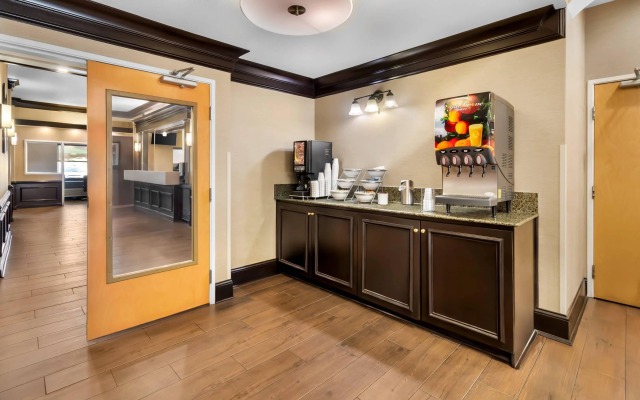 Comfort Suites At Rivergate Mall