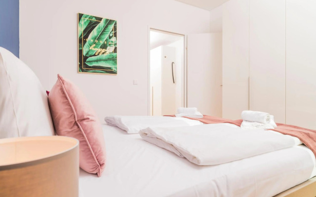 Triiiple Tower Dream Apartments with Rooftop-Summer-Pool by ichbucheAT