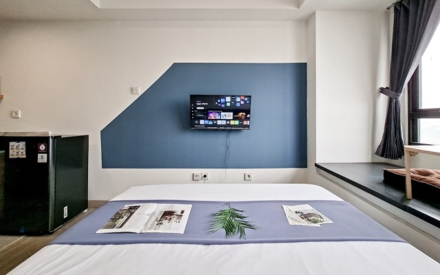 Stylish Blue And Strategic Studio At Apartment Collins Boulevard – Guest Rooms – Tangerang