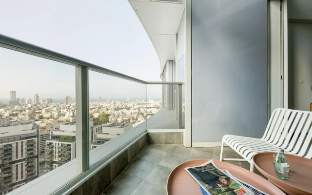 High-rise 3 bedroom Apartment with Balcony