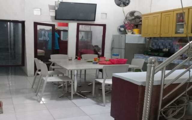 SPOT ON 93460 Lewi Family Guest House Near GBKP Bangun Mulia Km. 11