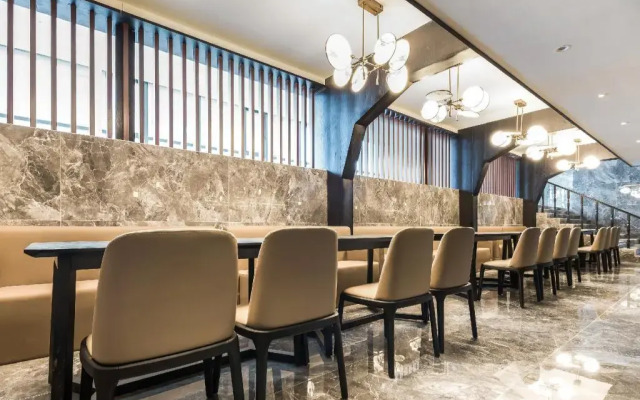 Western Royal Palace Hotel