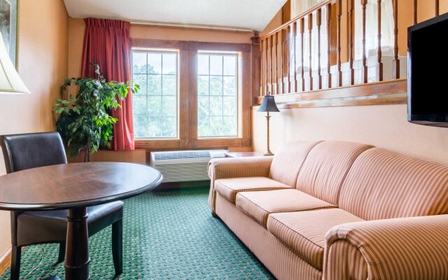 Econo Lodge Inn & Suites Oconto