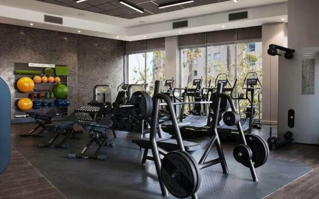 Sandtoncity-apartment-sleeps4-pool-parking