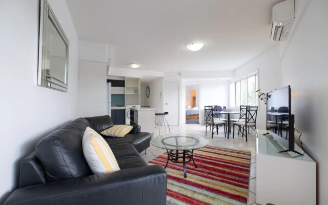 Peaceful 1 Bedroom Apartment with Parking