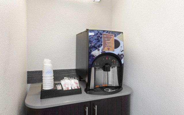 Travelodge by Wyndham Madison Heights MI