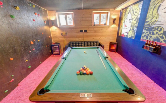 DMG - 'Large, Luxurious Ground Floor' Apartment