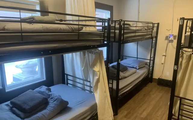 Party Hostel- Canmore Hotel Hostel