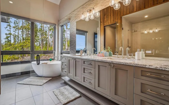 The Crowne Summit 6 Bedroom Home