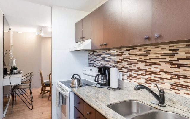 Spacious 14th Floor Corner Suite, Partial Diamond Head and Ocean Views, FREE Parking! by Koko Resort Vacation Rentals