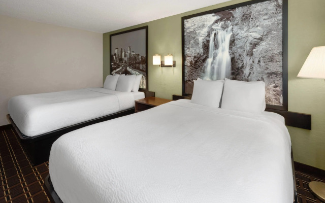 Super 8 by Wyndham Winona MN