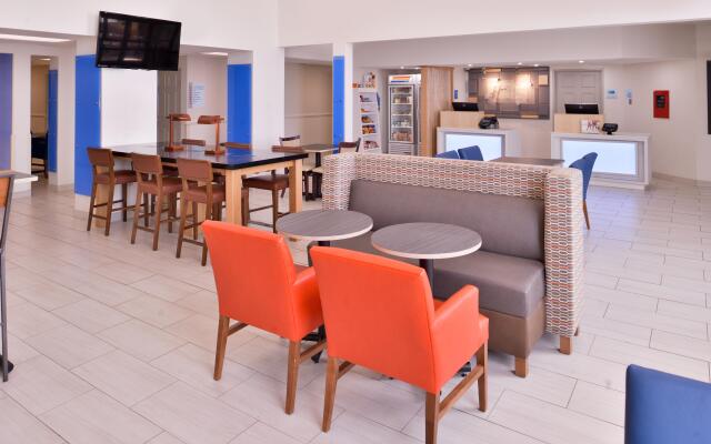 Holiday Inn Express Farmington - Bloomfield by IHG