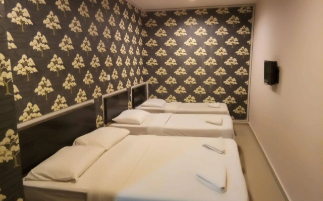 OYO 89407 EZI Hotel