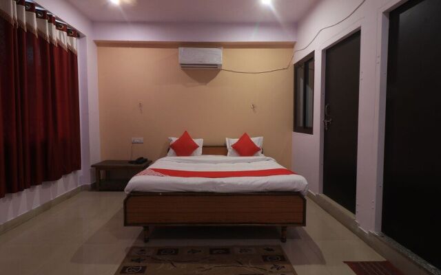 OYO 28636 Roopam Places