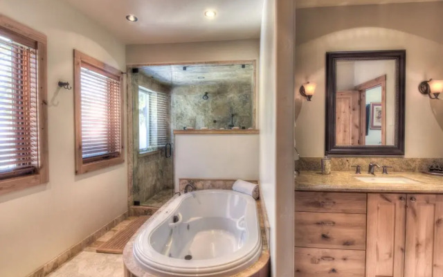 Ridge Court Barrel Relax in Private Hot Tub