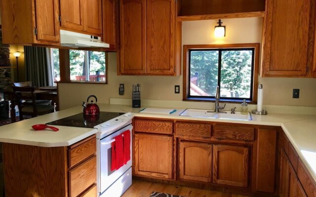 Mountain Pine Cabin - Sleeps 6 - Pet Friendly