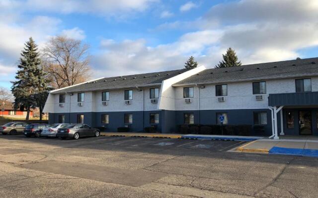 Burnsville Inn & Suites