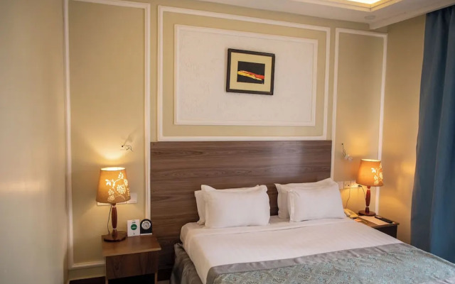 Green Side Hotel