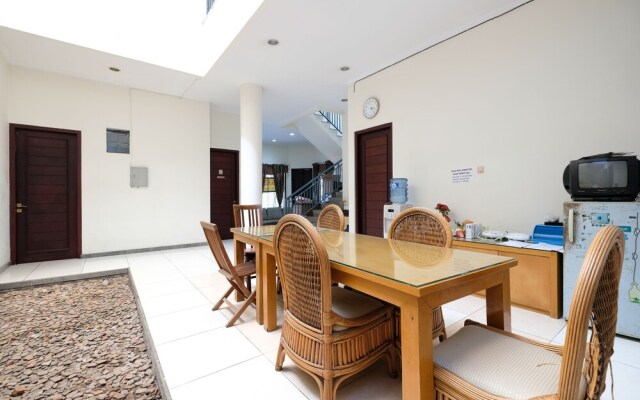 RedDoorz Plus near Simpang Lima