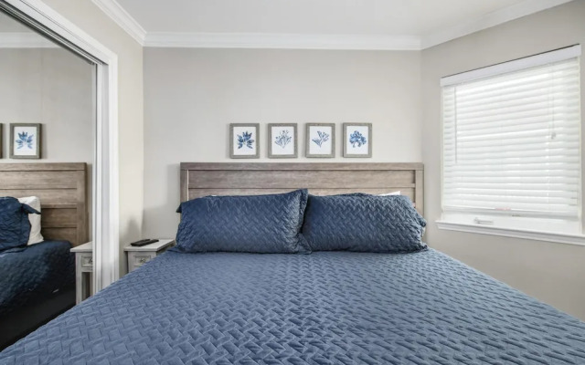 Seascape 1304 Studio Bedroom Condo by RedAwning