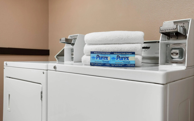 Days Inn & Suites by Wyndham Conroe North