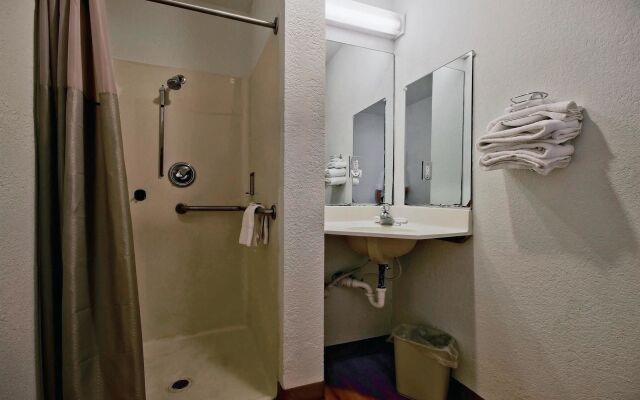 Travelodge by Wyndham Pompano Beach