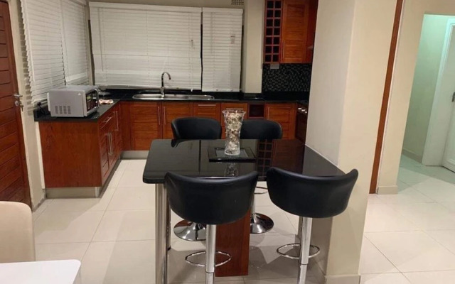 Executive 3 Bedrooms Fully Furnished Apartment Close to Amenities