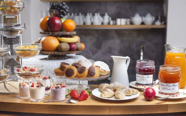 Hotel At the Green Grape