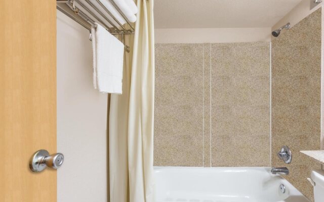 Breeze Inn & Suites