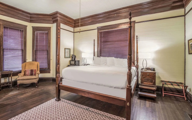 Coombs Inn & Suites