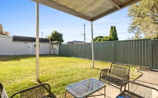 Comfy Private Rooms – Steps from Shops & Dining – Outside – Sydney
