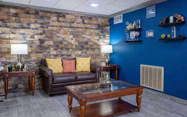 Days Inn & Suites By Wyndham Commerce