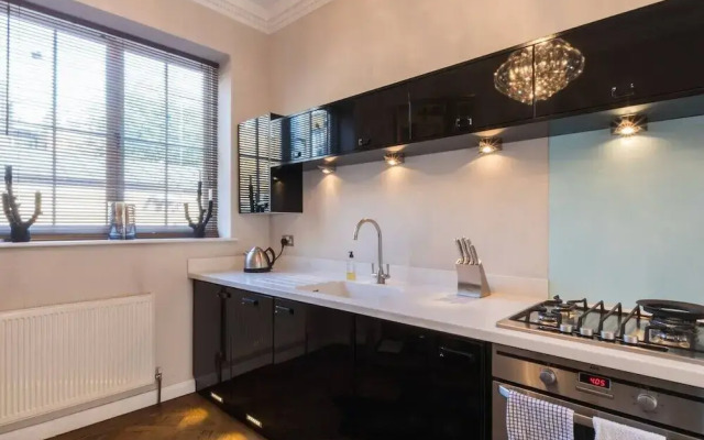 Stylish 1-bed With a Roof Terrace