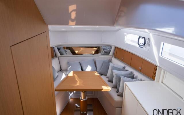 Yaloou Exclusive Yachting & More BLUEGAME 42