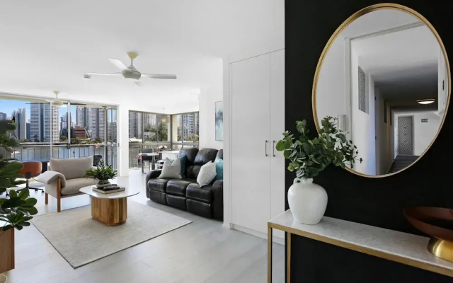 Stylish 2-bed in Surfers Paradise With River Views