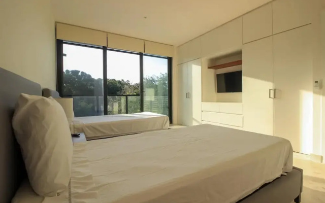 Lovely Charming Condo With Balcony and Great Pool Facilities