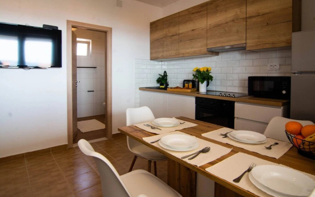 All New Sea View Apartment Moderna