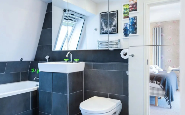 Immaculate Hammersmith Home By The River Thames