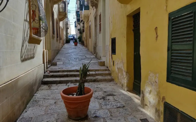 "Romantic Small Townhouse In The Three Cities"