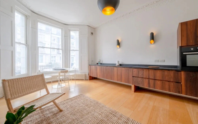 Stylish & Light Victorian 2BD Flat - Holland Park