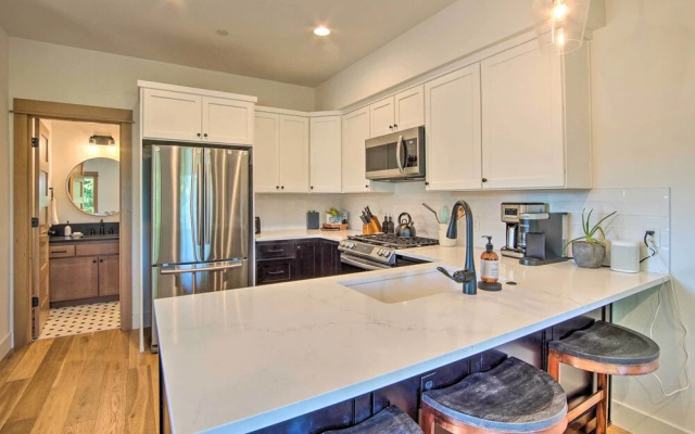 Charming Cle Elum Townhome w/ Balcony & Views