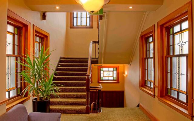 The Cambridge Hotel & Backpackers
