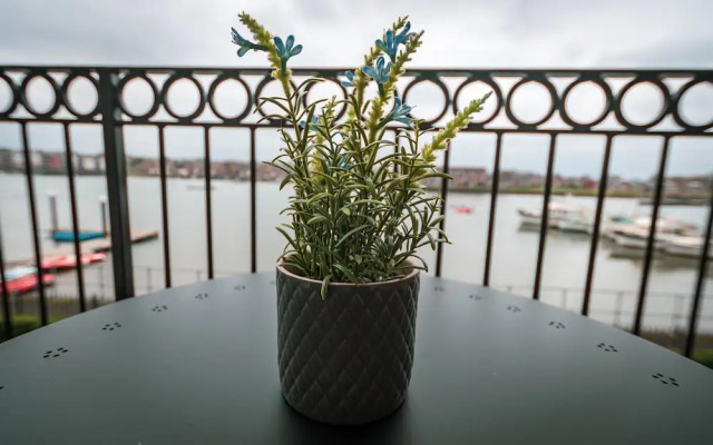 Vespasian Quay - Balcony overlooking the River Itchen - Secure & private parking