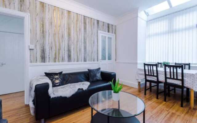 Spacious 4-Bed House Manchester