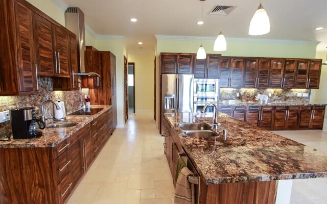 North Shore Country Villa