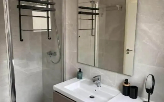 6 Guests - 3 Bedrooms - Private Garden - Pool