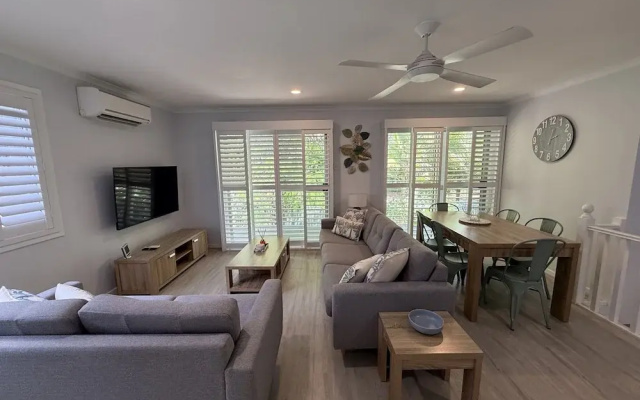 The Palms - Beach Retreat With Pool, Garden, BBQ