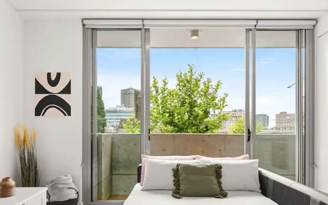 Central Stylish 1 Bedroom With Balcony and Air-con